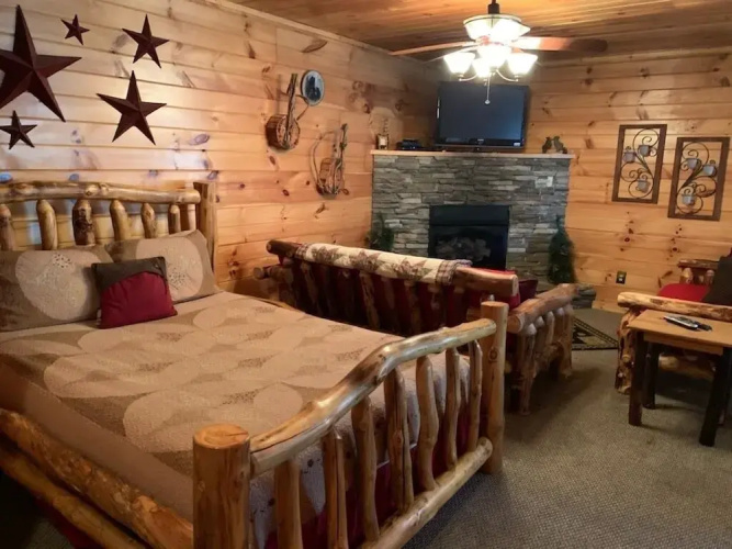 5 O' Clock Somewhere 3 Bedroom Cabin by RedAwning