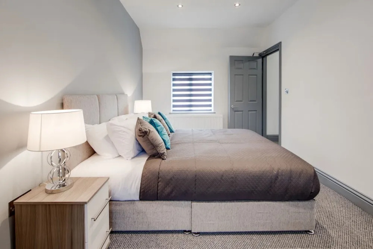 4 Bed - Sleeps 6 - Private Garden - Free Parking