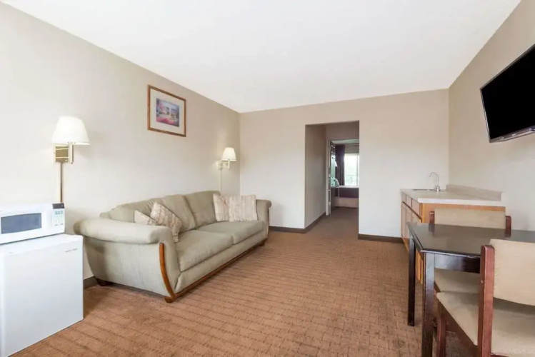 Howard Johnson Express - Springfield