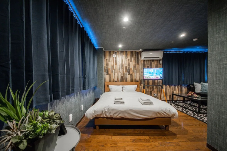 Silk Court 202