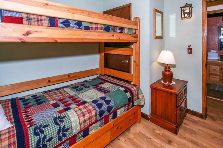 1828-goldilocks Getaway 2 Bedroom Home by RedAwning