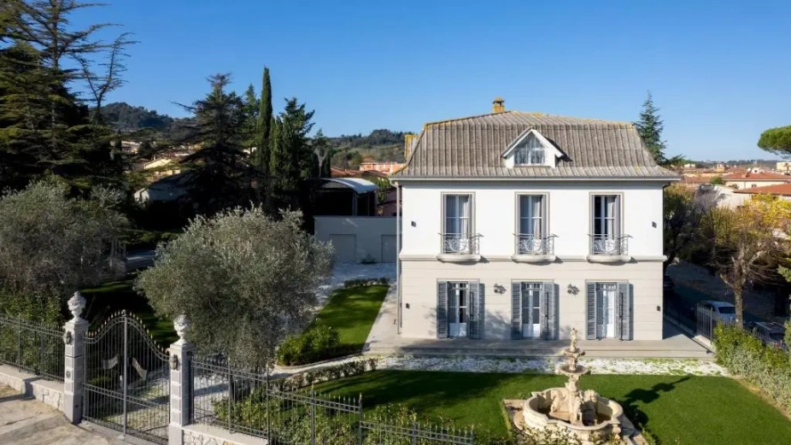 5 Bedrooms Villa
