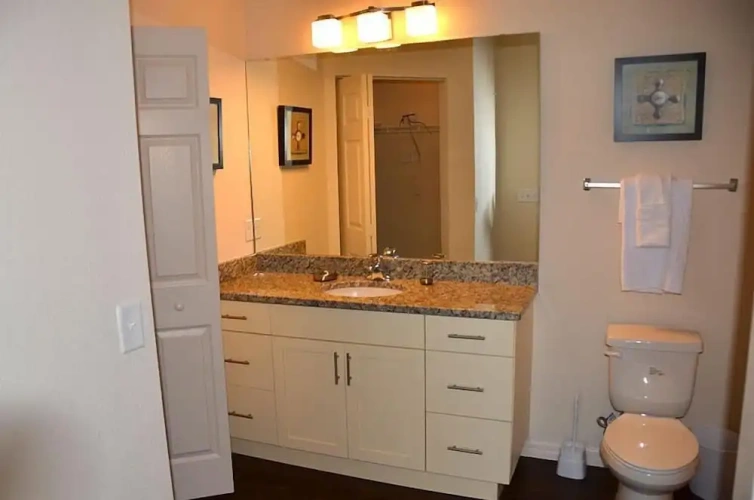 4 Bedrooms Apartment