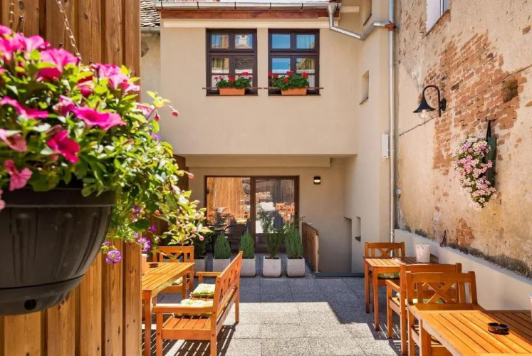 . Blumenhaus Apartments
