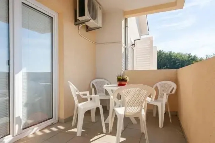 Sunny Flat With A Beautiful View