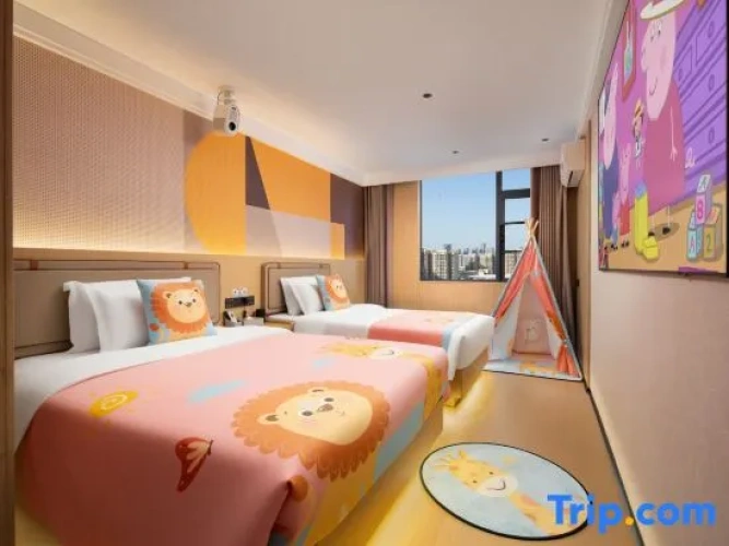 Standard Triple room with city view