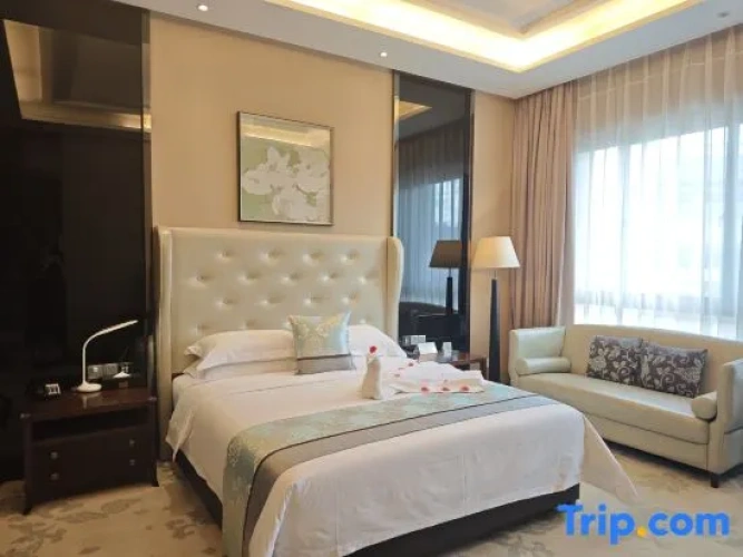 Executive Suite with balcony and with garden view