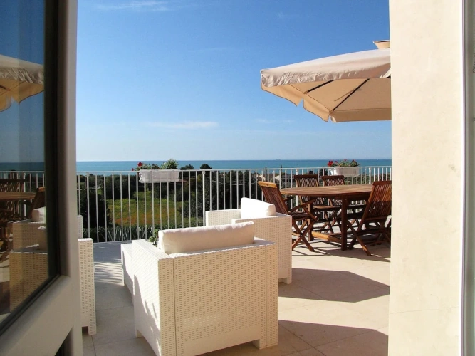 2 Bedrooms Apartment with sea view