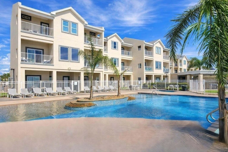 3 Bedrooms Apartment
