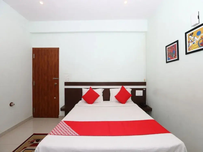 OYO 15725 Golden Residency