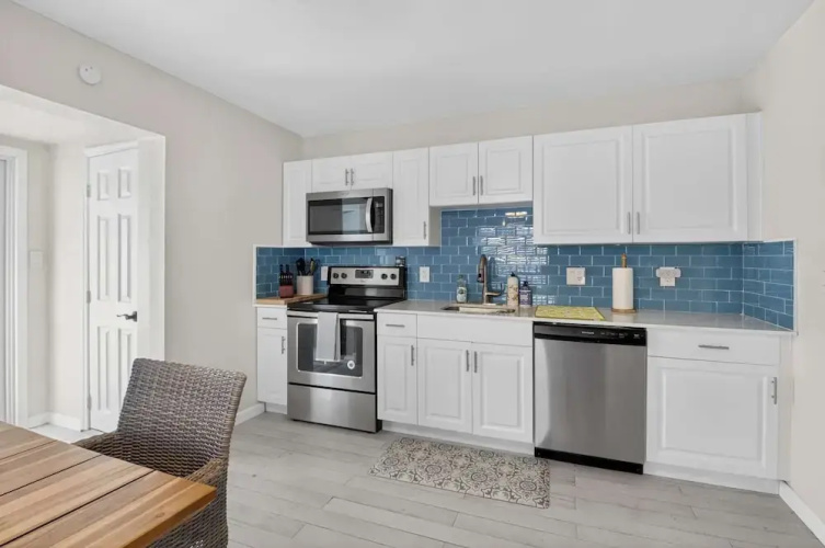 Delray Daydream, Home for 8