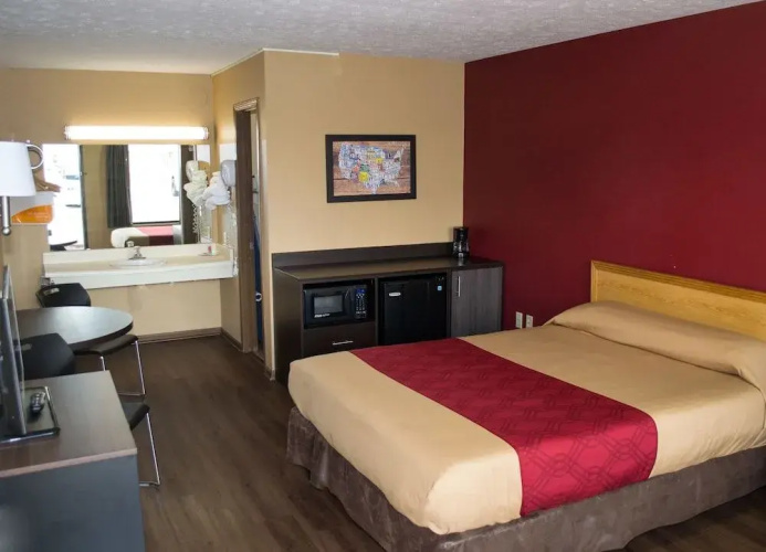 Econo Lodge North