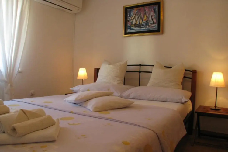Split Center Suites