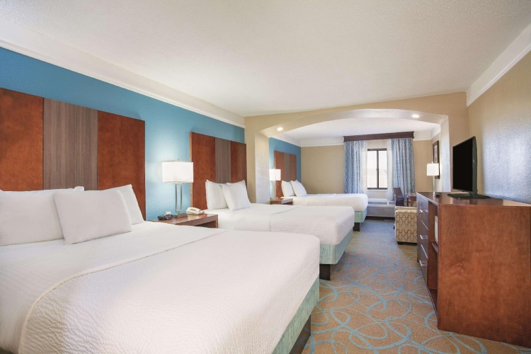 Deluxe Sextuple Family Suite