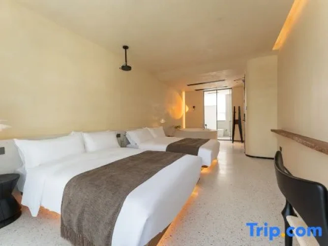 Deluxe Twin room with pool view