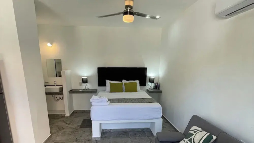 Lavish Studio w Balcony Downtown 4