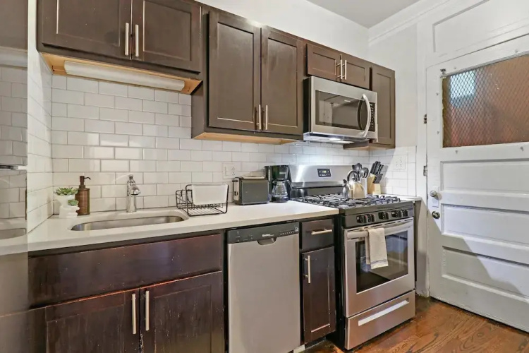 Spacious 2BR Near Dining - Touhy 1S
