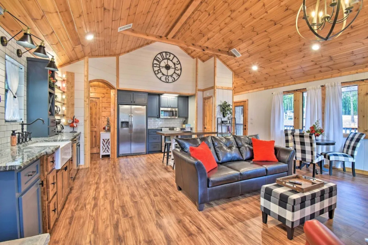 Modern Broken Bow Cabin: Large Deck, BBQ & Pergola