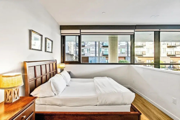Airy and Open Corner Loft - 92 Walkscore