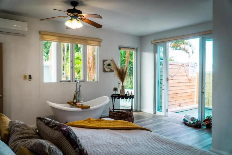 Suite 3 with private pool, tub and king size bed