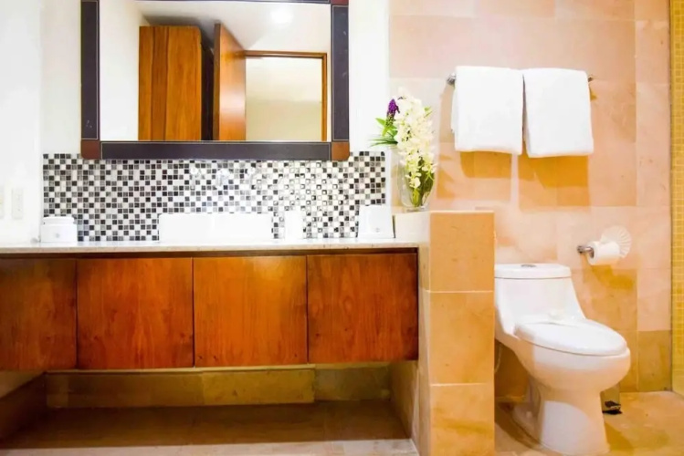 LUXURY CONDO STEPS FROM 5th AV & BEACH