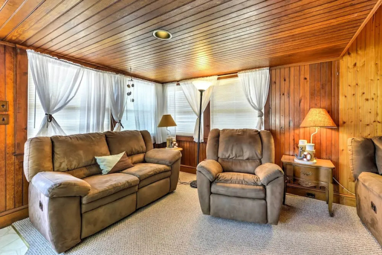 Breezy Ship Bottom House w/ Yard + Beach Access!