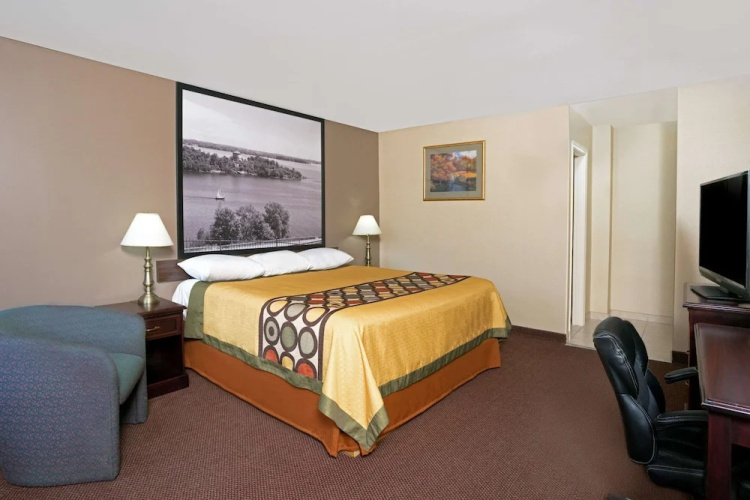 Super 8 Kingston