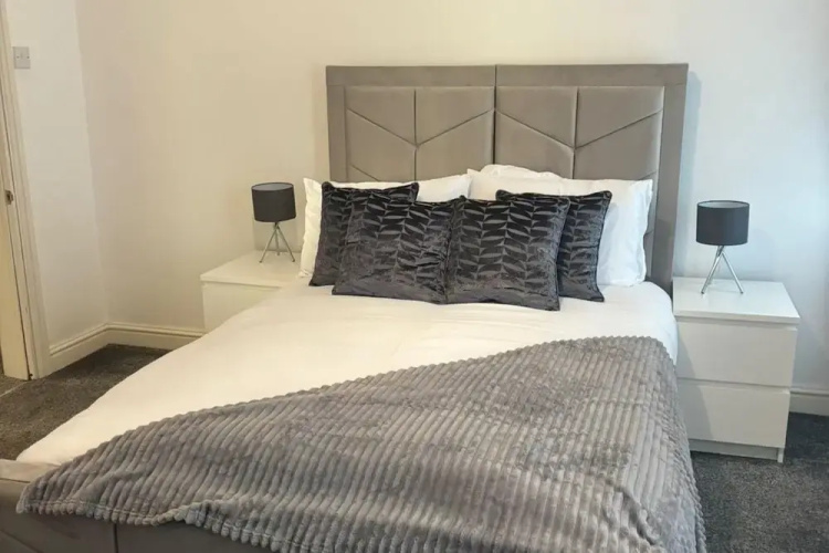 4br-sleeps10-garden-freeparking