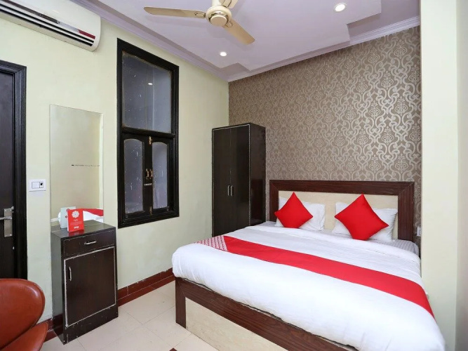 OYO 15525 Signature Inn