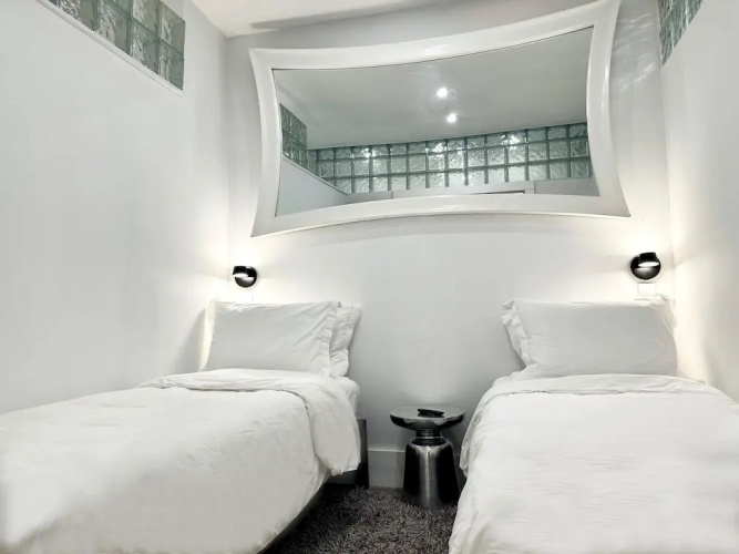 3 Room Beachfront Art Deco 4 Queen 6 Single Beds