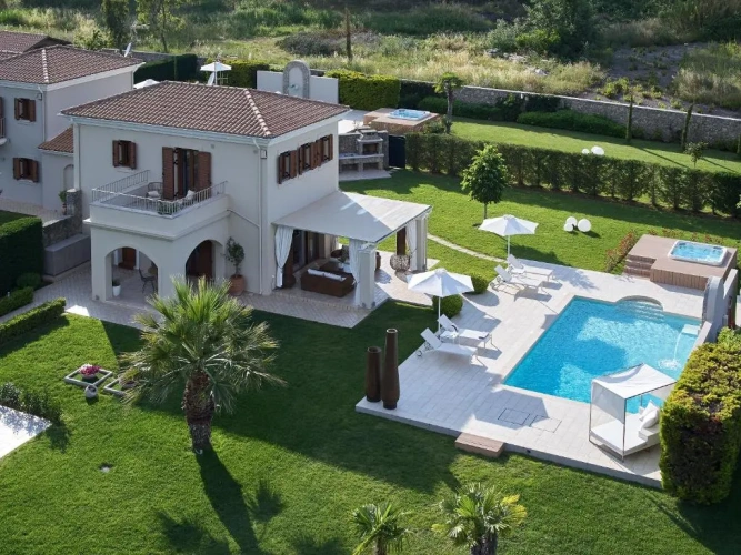2 Bedrooms Villa