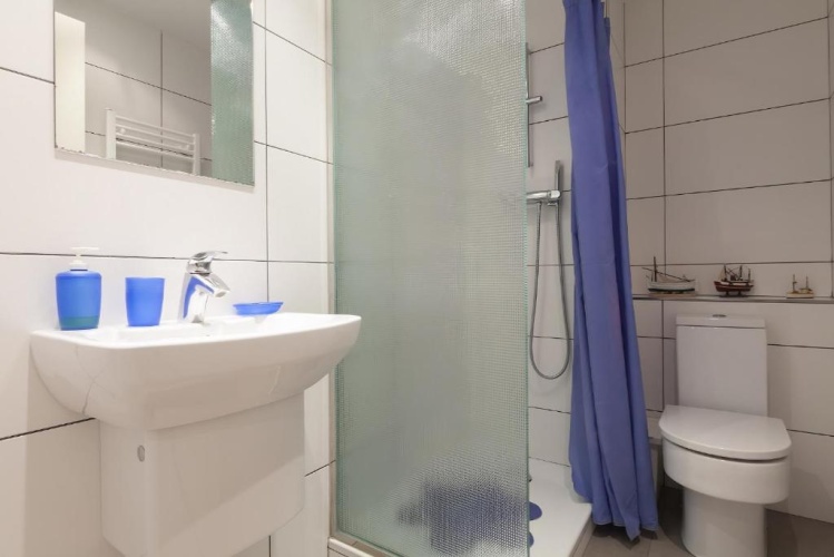 4 Bedrooms Apartment