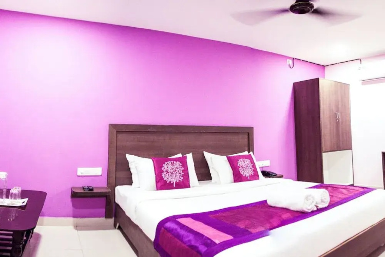 Sri Sai Suites by OYO Rooms