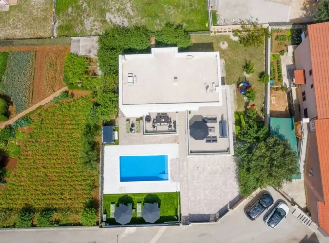 5 Bedrooms Villa