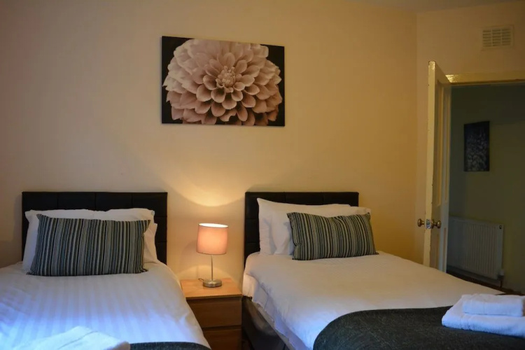 Glasgow Scotstoun Cottage Flat