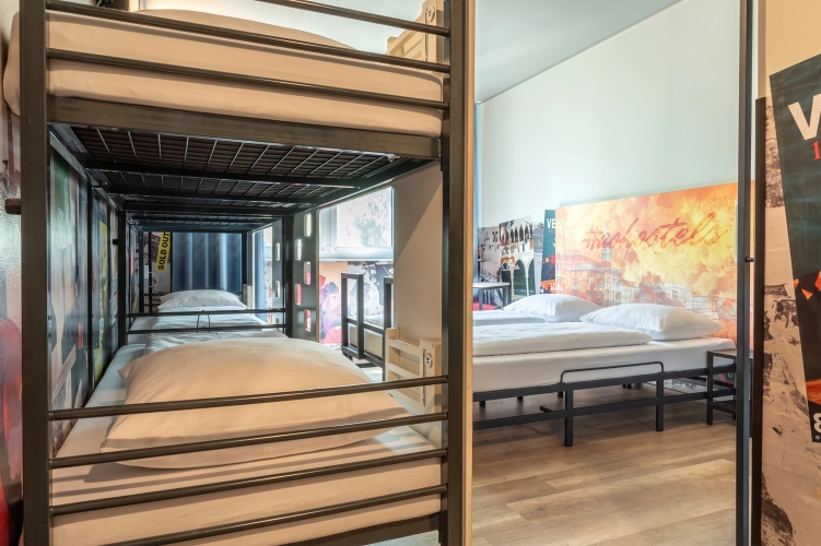 Sextuple room