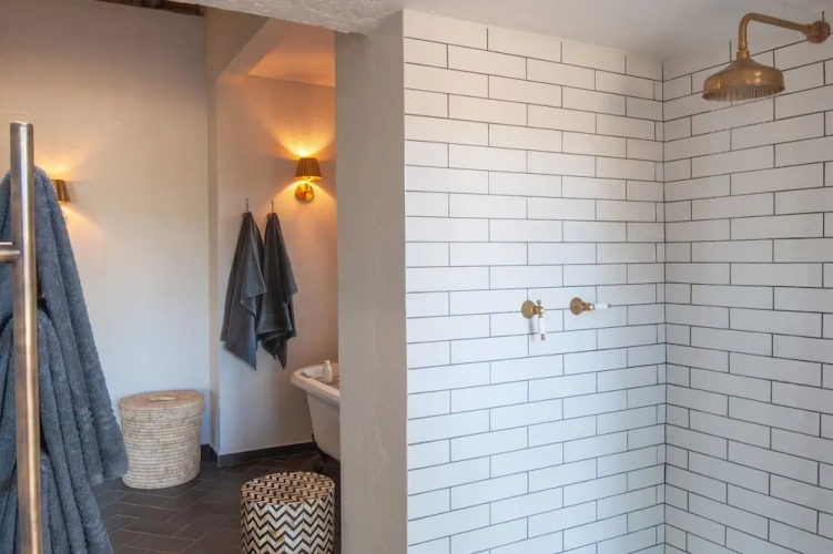 3 Bedrooms Luxury Basement Villa