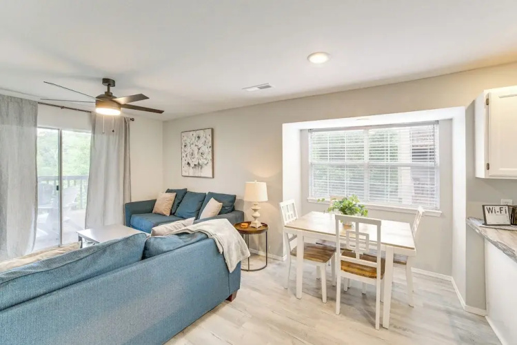 Branson Escape w/ Pool Access, Grill & Balcony!