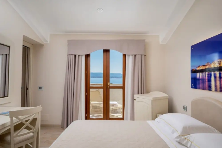Deluxe Triple room with sea view