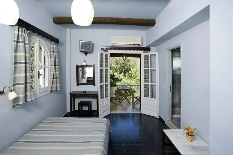 Yannis Servos Barbati Apartments