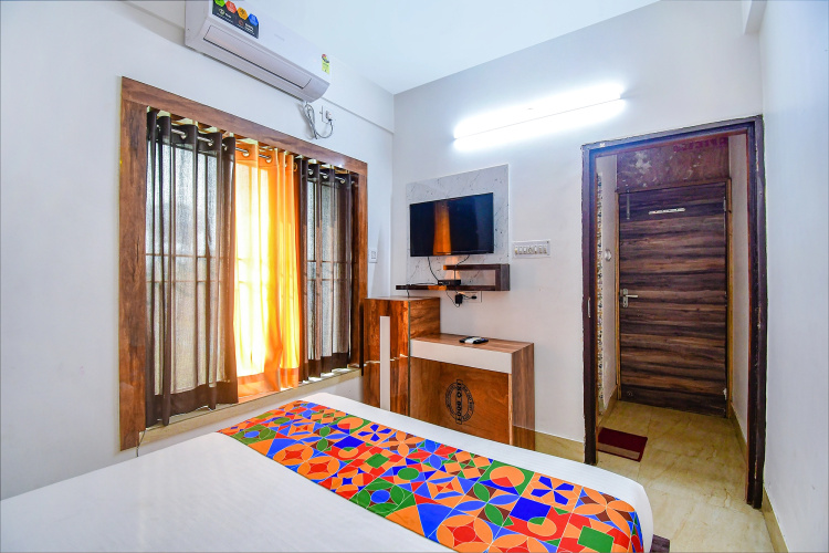 OYO Ruby Park Dream Palace Near Acropolis Mall
