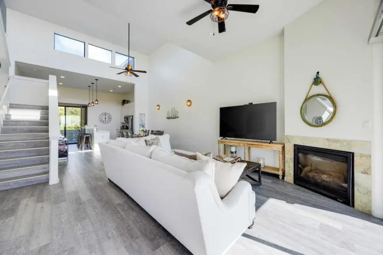 Beachfront 2BR w/ Deck, Views & Direct Sand Access Strand Way A