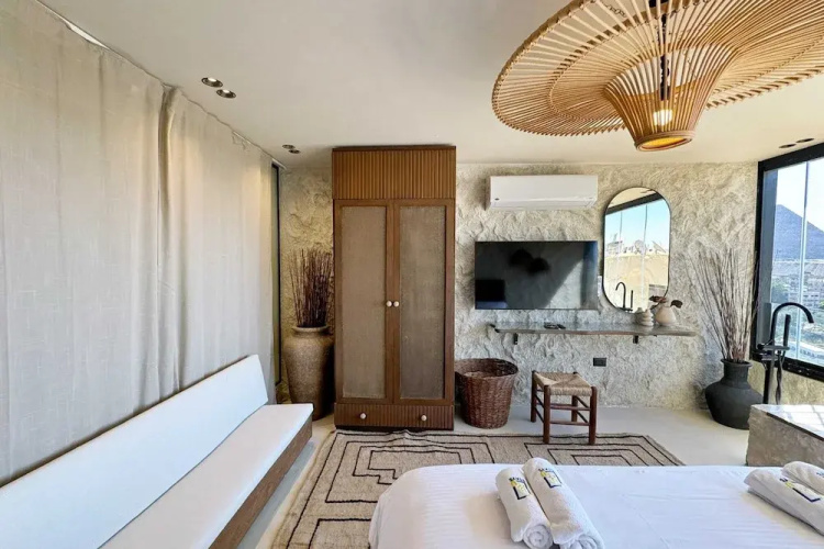 The 2 BDR Pyramids Vista w/ Bathtub