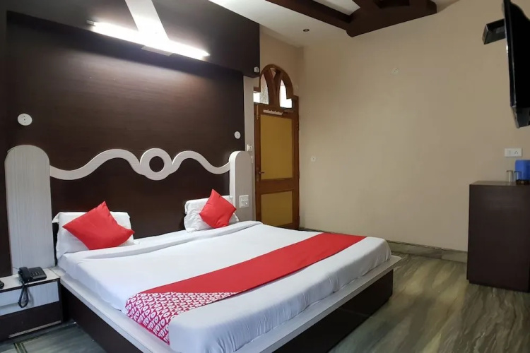 Oyo 30576 Satyam Regency