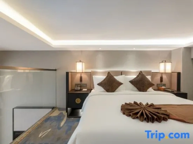 Suite with city view