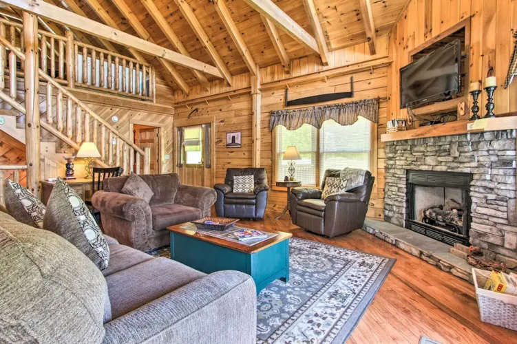 Idyllic Sevierville Cabin: Deck + Smoky Mtn View!