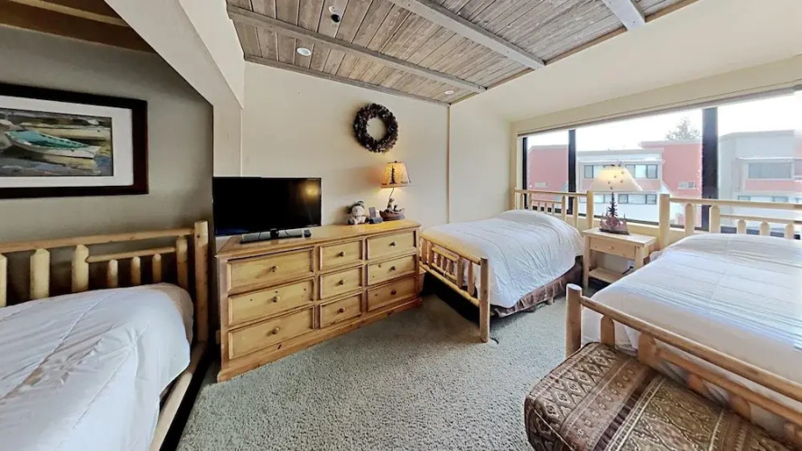 662 4 Bedroom Condo