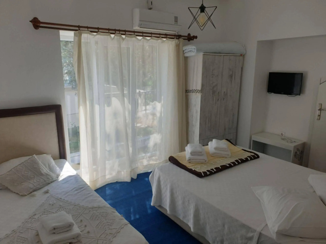 Lacivert Hotel