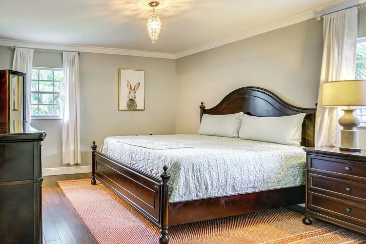 Naples Home Near 5th Ave South, Beaches & Zoo
