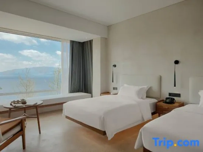 Standard Twin room with lake view